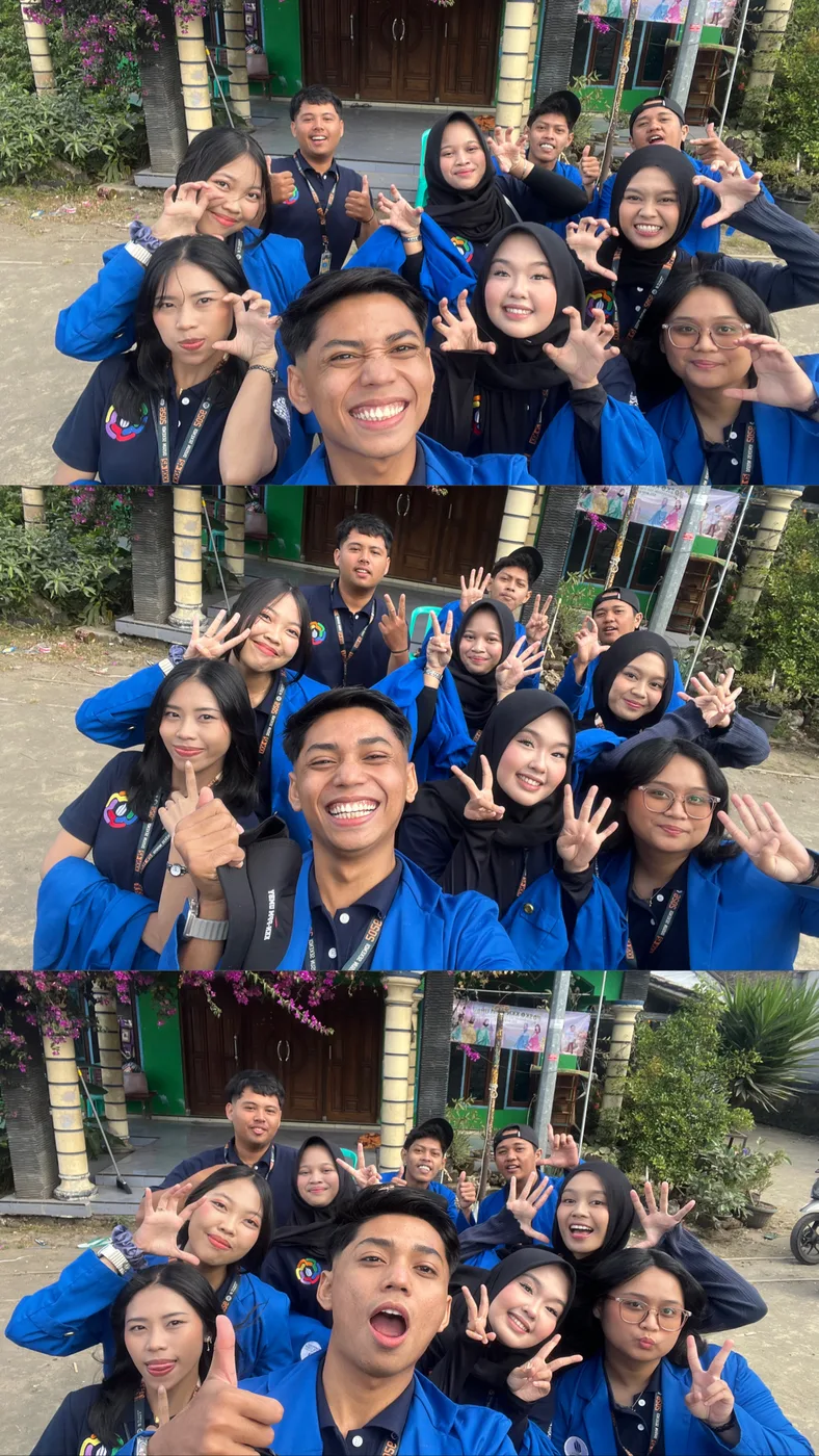 Anggota kelompok berhimpitan dan tersenyum ke kamera dalam selfie bersama pada hari pertama