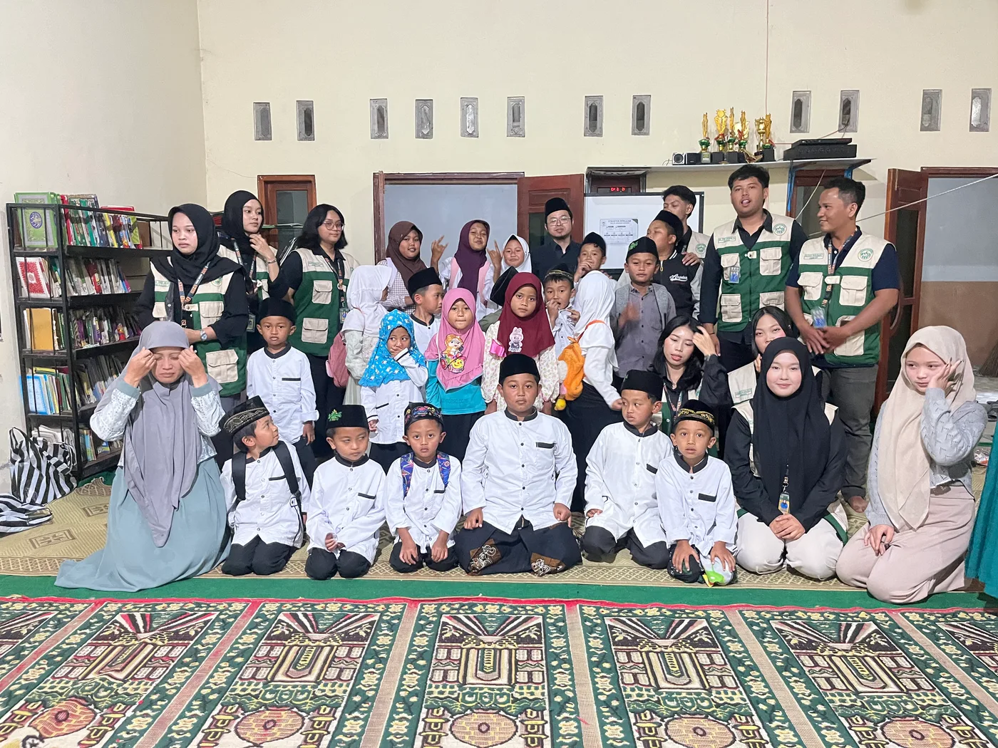 Mahasiswa dan puluhan anak berfoto bersama setelah kegiatan edukasi kesehatan