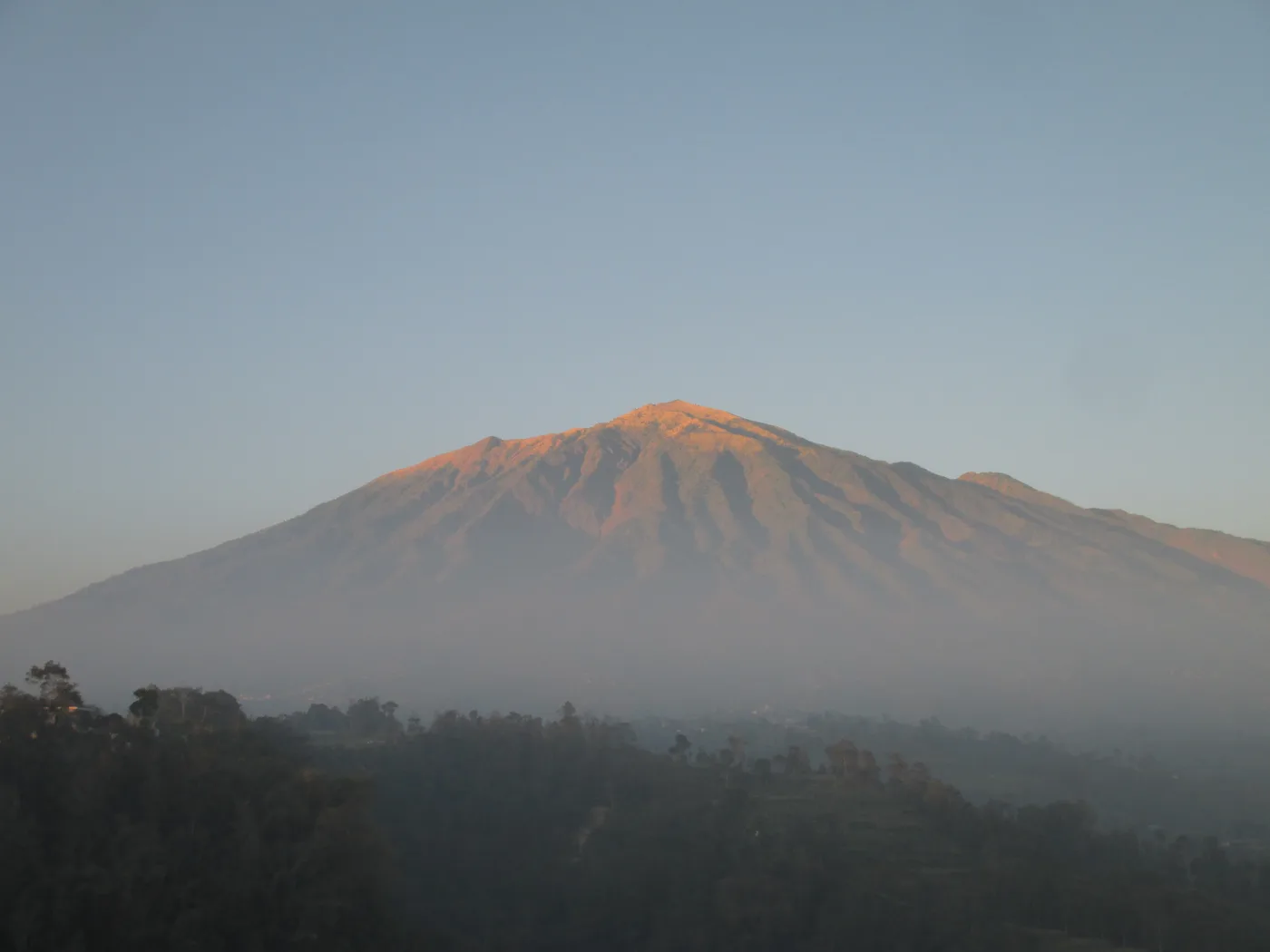 Gunung berwarna keemasan terlihat dari Sekendi menjelang matahari terbenam