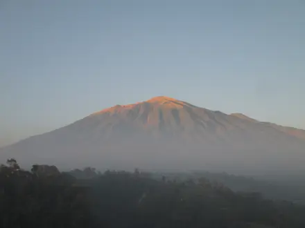 Gunung berwarna keemasan terlihat dari Sekendi menjelang matahari terbenam